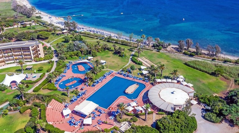 Letecký pohled na hotel, Porto Conte, Sardinie