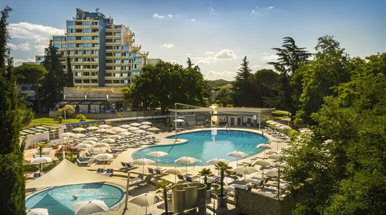 1627301534_Valamar_Diamant_Hotel_and_Residence_pool_exterior_01