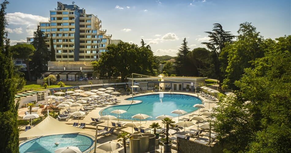 1627301534_Valamar_Diamant_Hotel_and_Residence_pool_exterior_01