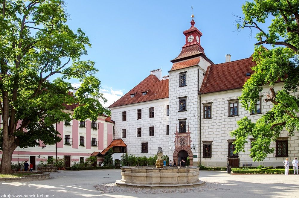 menší Zámek Třeboň-velké nádvoří podhled (foto Jarmila Sajtlová)-kopie (2)