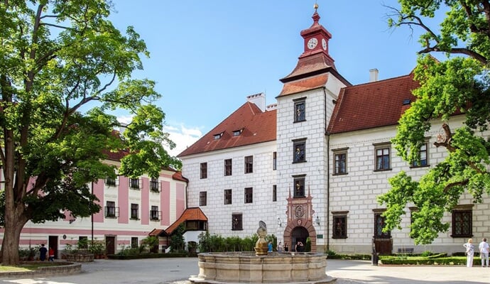 menší Zámek Třeboň-velké nádvoří podhled (foto Jarmila Sajtlová)-kopie (2)