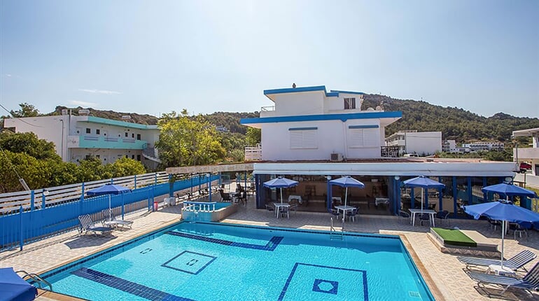 Studia Meropi: fotografie vybavení exteriérů a interiérů ubytování.