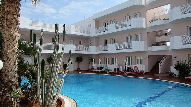 Hotel Magda: fotografie vybavení exteriérů a interiérů ubytování.