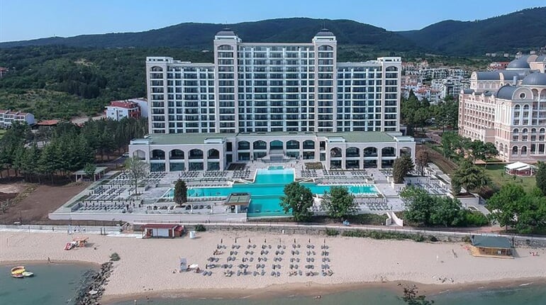 Hotel Secrets Sunny Beach Resort & Spa: fotografie vybavení exteriérů a interiérů ubytování.