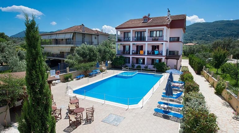 Aparthotel Christina: fotografie vybavení exteriérů a interiérů ubytování.