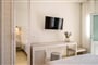 Hotel El Greco Resort - Santorini: fotografie vybavení exteriérů a interiérů ubytování.