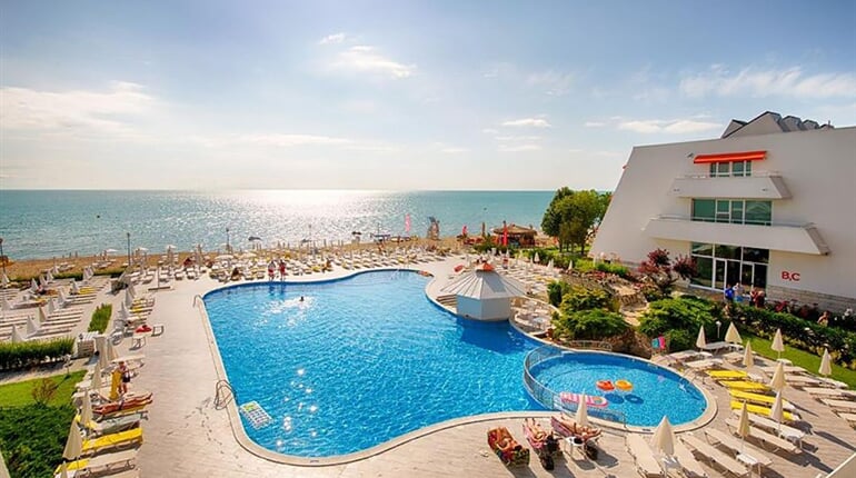 Hotel AluaSun Helios Beach: fotografie vybavení exteriérů a interiérů ubytování.