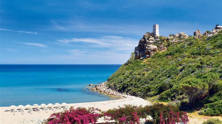 Pohled na věž Salinas, Muravera, Sardinie