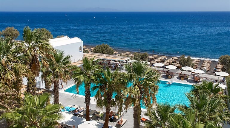 Hotel Kamari Beach Santorini: fotografie vybavení exteriérů a interiérů ubytování.
