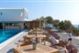 Hotel Kamari Beach Santorini: fotografie vybavení exteriérů a interiérů ubytování.