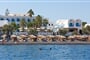 Hotel Kamari Beach Santorini: fotografie vybavení exteriérů a interiérů ubytování.