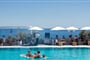 Hotel Kamari Beach Santorini: fotografie vybavení exteriérů a interiérů ubytování.