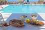Hotel Kamari Beach Santorini: fotografie vybavení exteriérů a interiérů ubytování.