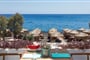 Hotel Kamari Beach Santorini: fotografie vybavení exteriérů a interiérů ubytování.