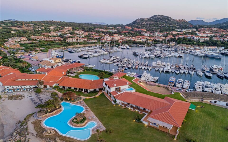 Letecký pohled na hotel a přístav, Porto Rotondo, Sardinia