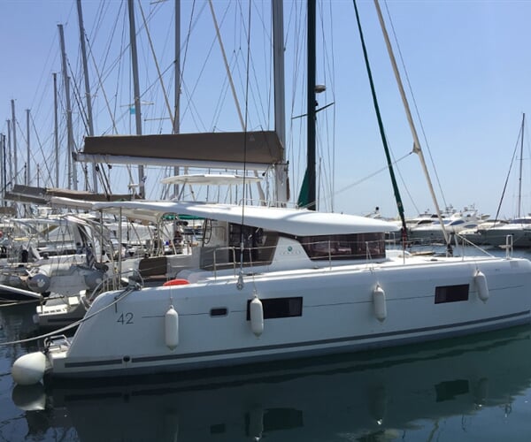 Lagoon 42 - Iris II (a/c -inverter - solar)