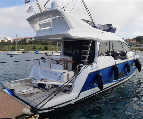 Motorová jachta Sealine F430 - Blue Lagoon
