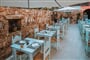 Venkovní část restaurace, Cala Gonone, Sardinie