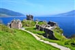 ruina na břehu Loch Ness