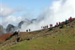 Madeira - cesta z Pico do Arieiro na vyhlídku Miradouro Ninhoda da Manta ve směru na Pico Ruivo a dál na horské sedlo Encumeada.