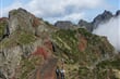 Madeira - cesta z Pico do Arieiro na cca 20 minut vzdálenou vyhlídku Miradouro Ninhoda da Manta ve směru na horské sedlo Encumeada.