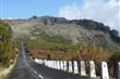 Madeira-Pico do Arieiro, vrchol je přímo před námi. Od parkoviště je vzdálen je několik stovek metrů. Rozhodně pokračujte dál, aspoň na cca 20 minut vzdálenou vyhlídku Miradouro Ninhoda da Manta.
