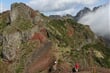 Madeira - cesta z Pico do Arieiro na cca 20 minut vzdálenou vyhlídku Miradouro Ninhoda da Manta ve směru na horské sedlo Encumeada.