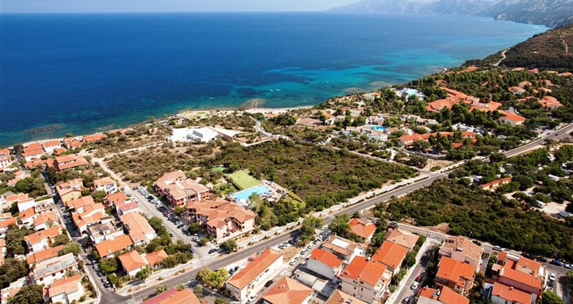 Letecký pohled na hotel, Cala Gonone, Sardinie