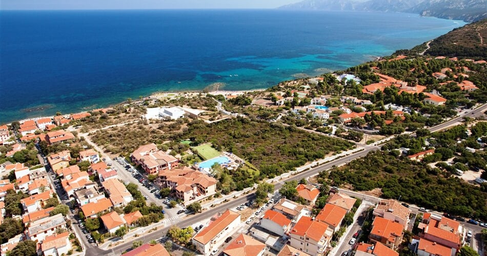 Letecký pohled na hotel, Cala Gonone, Sardinie