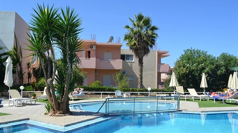 Aparthotel Alexandros: fotografie vybavení exteriérů a interiérů ubytování.