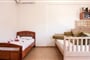 Apartmánový dům Ekavi: fotografie vybavení exteriérů a interiérů ubytování.