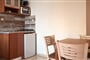 Apartmánový dům Ekavi: fotografie vybavení exteriérů a interiérů ubytování.