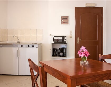 Apartmánový dům Ekavi: fotografie vybavení exteriérů a interiérů ubytování.