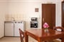 Apartmánový dům Ekavi: fotografie vybavení exteriérů a interiérů ubytování.