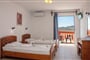 Apartmánový dům Ekavi: fotografie vybavení exteriérů a interiérů ubytování.