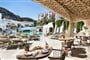 Restaurace u bazénu, Costa Smeralda, Sardinie
