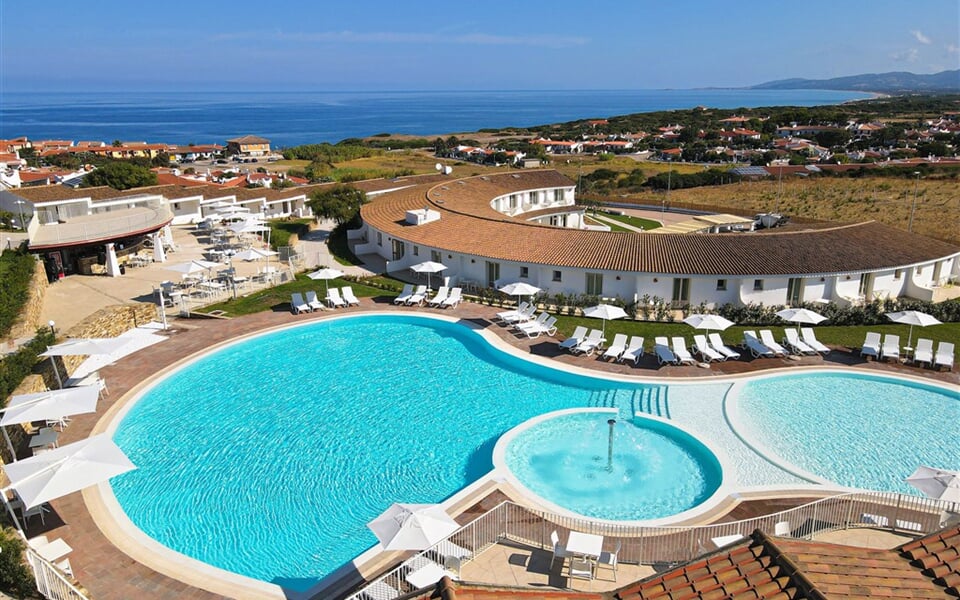 Panoramatický pohled na bazén, Valledoria, Sardinie