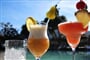 Míchané nápoje v baru u bazénu, Cala Gonone, Sardinie