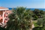 Pohled na hotel a moře, Cala Gonone, Sardinie