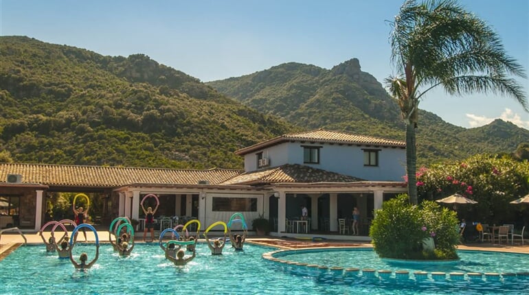 Animace v bazénu, Marina di Cardedu, Sardinie