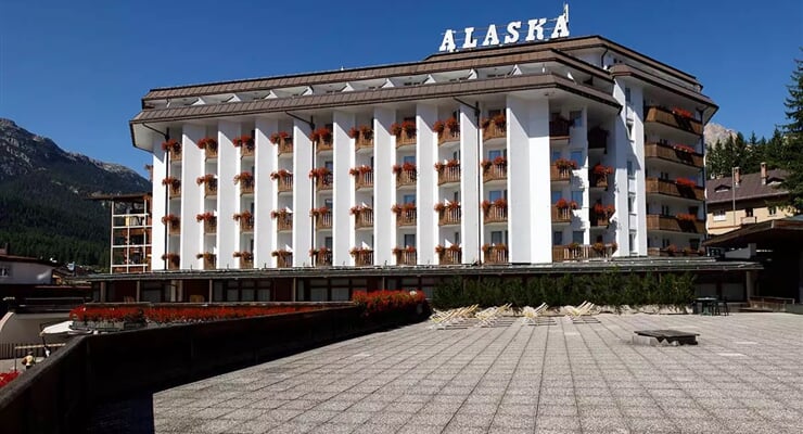 LD Hotel Alaska, Cortina (2)