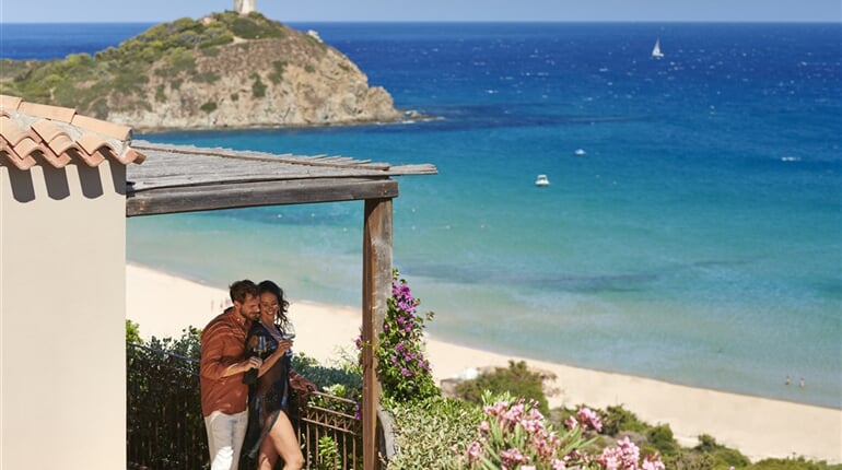Panoramatický výhled z pokojů směrem k moři, Chia, Sardinie