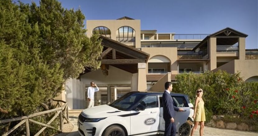 Vstup do hotelu, Chia, Sardinie