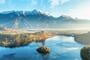 Bledské jezero za ranní mlhy