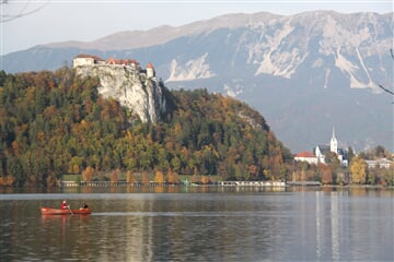 Veslování na jezeře Bled v podzimních barvách