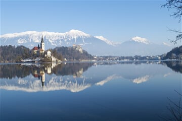 Jezero Bled a Julské Alpy v pozadí