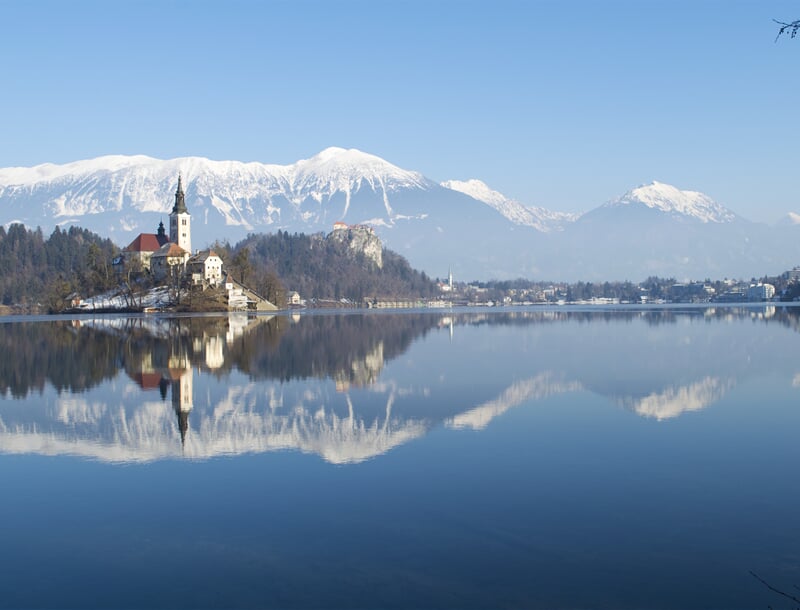 Jezero Bled a Julské Alpy v pozadí