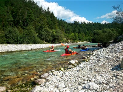 Kayak na říčce Soča ve Slovinsku