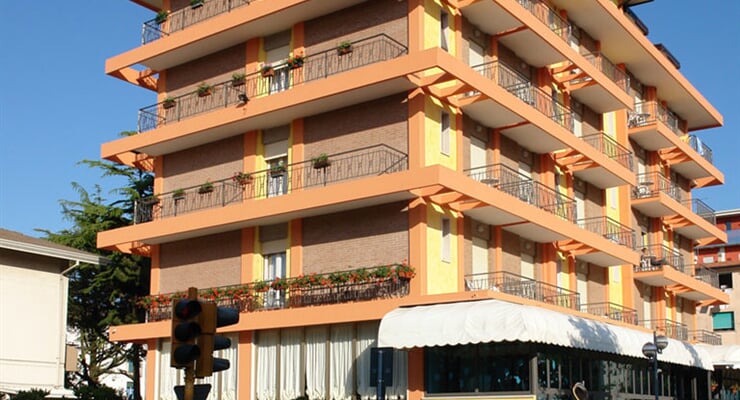 esterno verticale hotel Toledo Jesolo 768x833