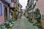 Ulička ve středověkém městečku Eguisheim - zájezdy do Francie
